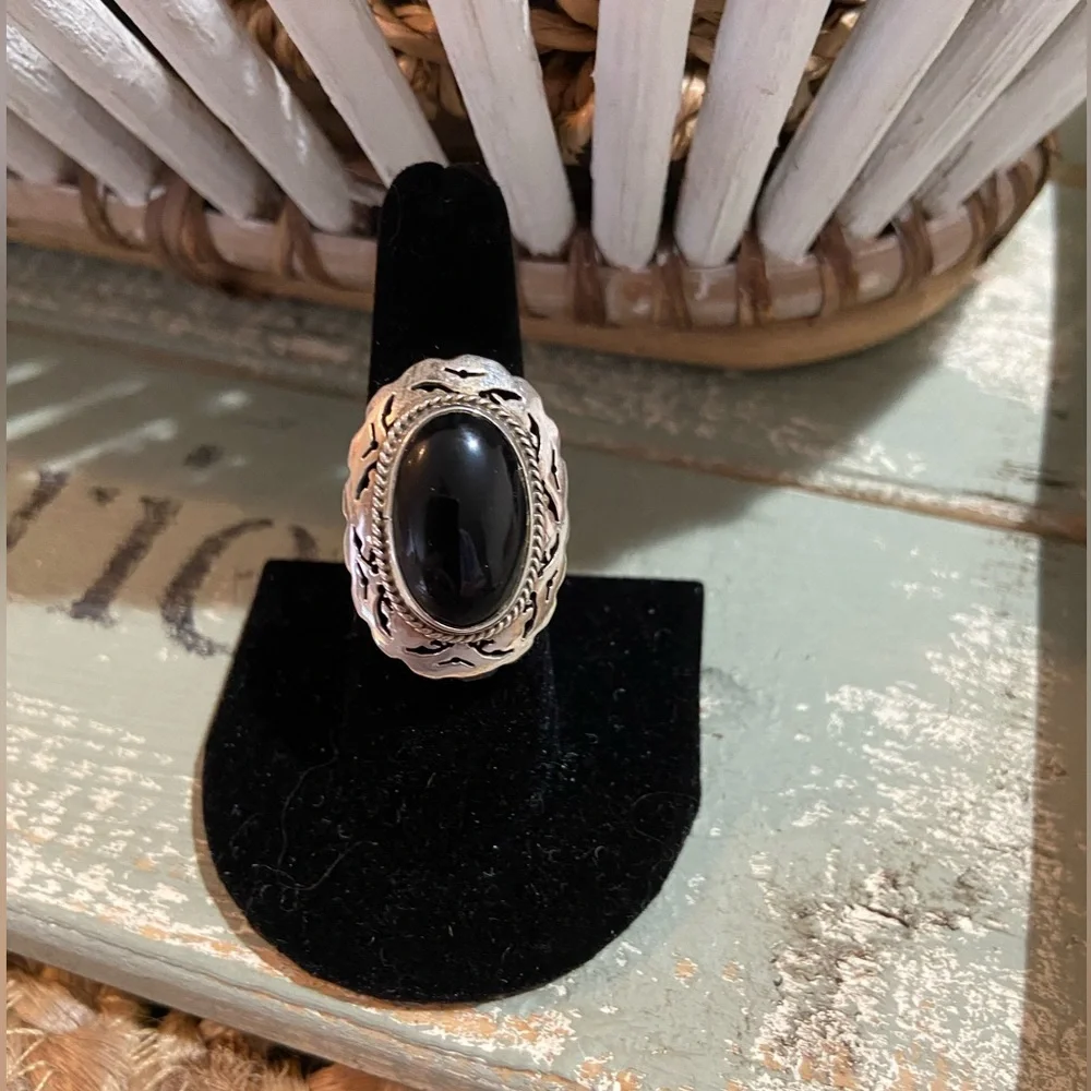 Vintage Elegant Silver and Black Onyx Ring - Picture 1 of 6